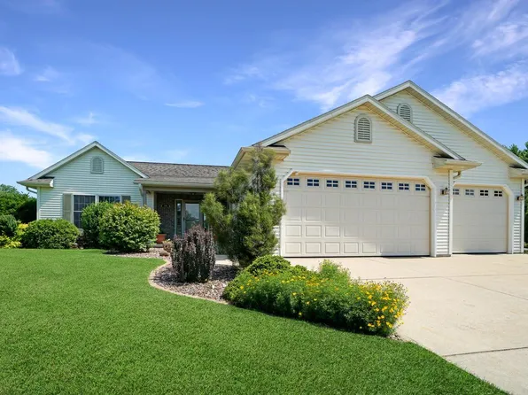 W221 Thompson CIRCLE, Oconomowoc, WI 53066