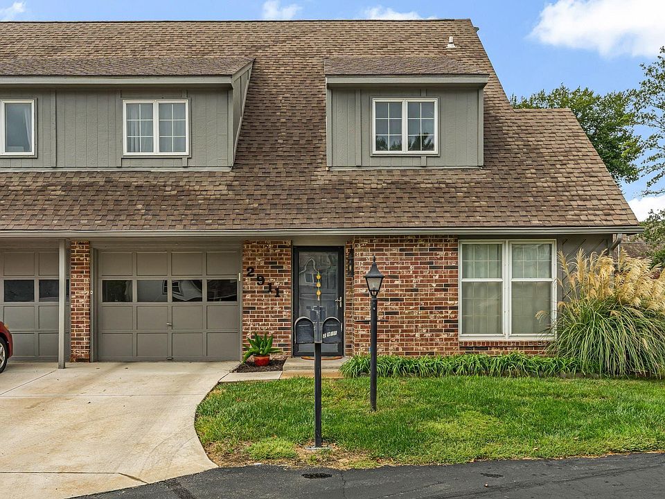 1st image of 2911 SW Foxcroft 1 Ct