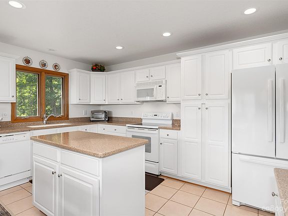 5th image of 324 Greenleaf Dr