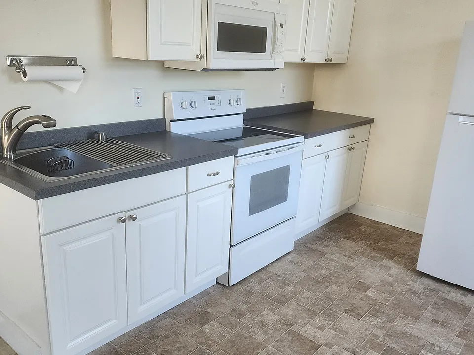 18-28 W Main St #4