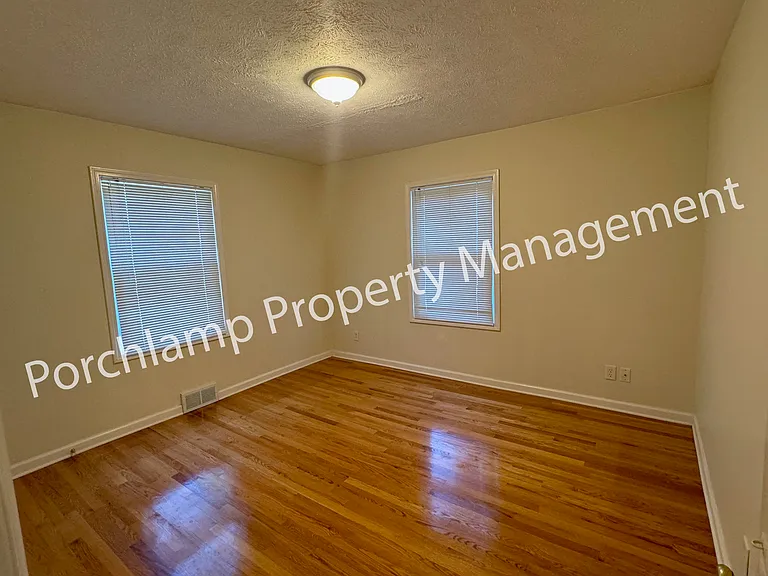 2615 Coit Ave NE — Photo 17