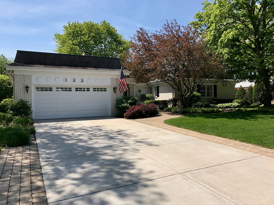 2nd image of 122 Surrey Ln