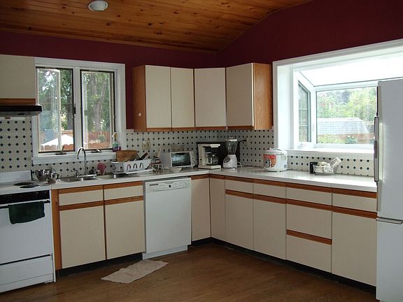 Vaulted ceiling huge kitchen
