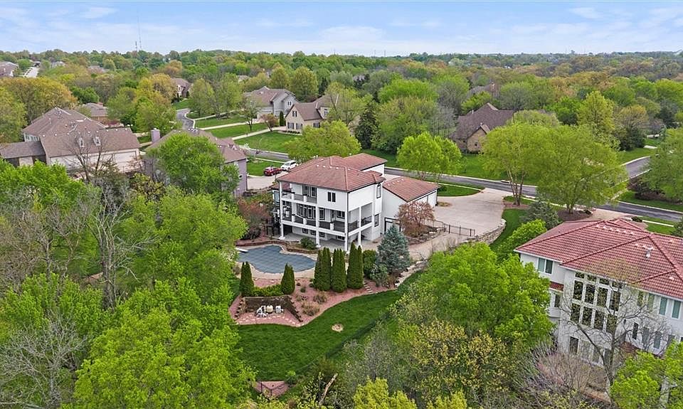 1st image of 304 NW Rockwood Ct
