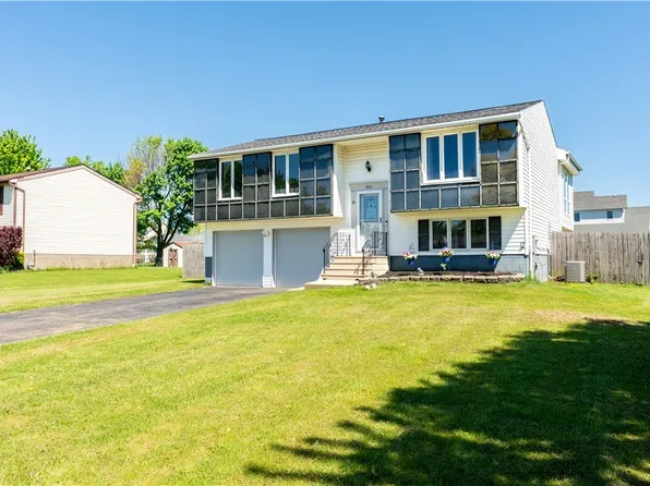 8010 Ashwood Dr, Niagara Falls, NY 14304
