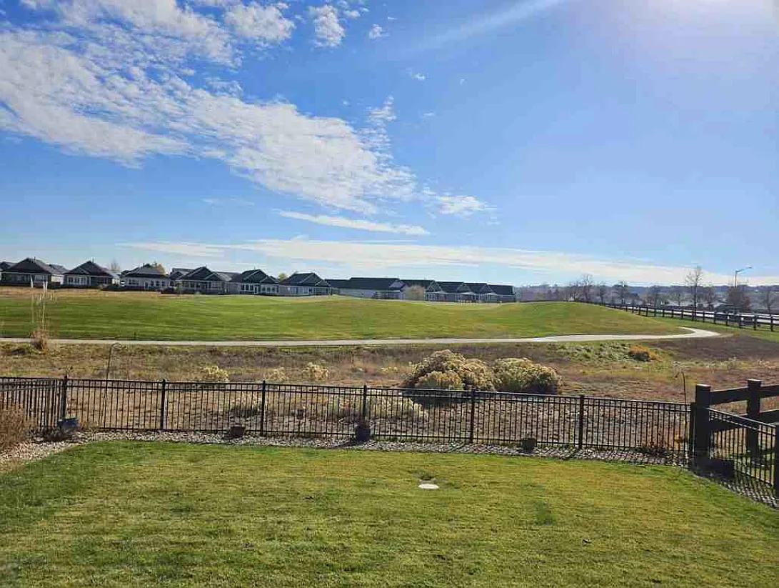 4 bed, 3.5 bath, 3458 sqft, $3,200 — Photo 2