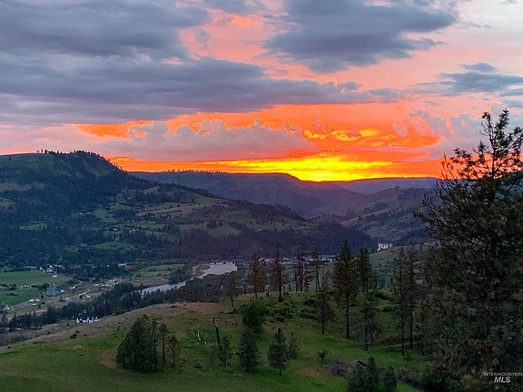 2nd image of 402 Beaver Slide Rd