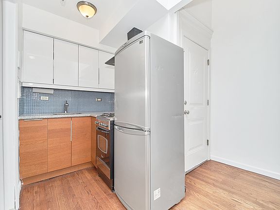 4th image of 125 E 30th St #3V