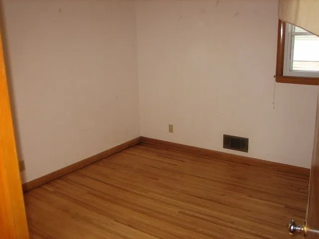 3 bed, 1.0 bath, 1976 sqft, $1,650 — Photo 2