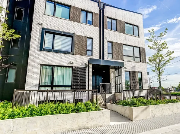 40 Ed Clark Gdns #16, Toronto, ON M6N 3A9