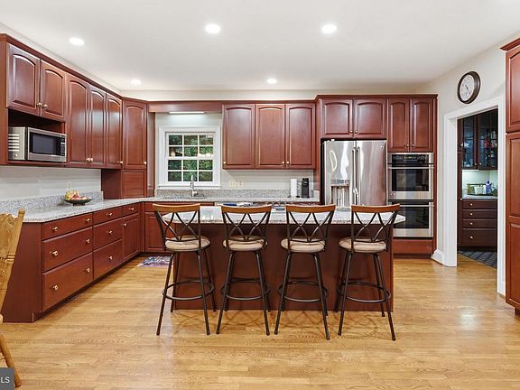 5th image of 1172 Robindale Dr