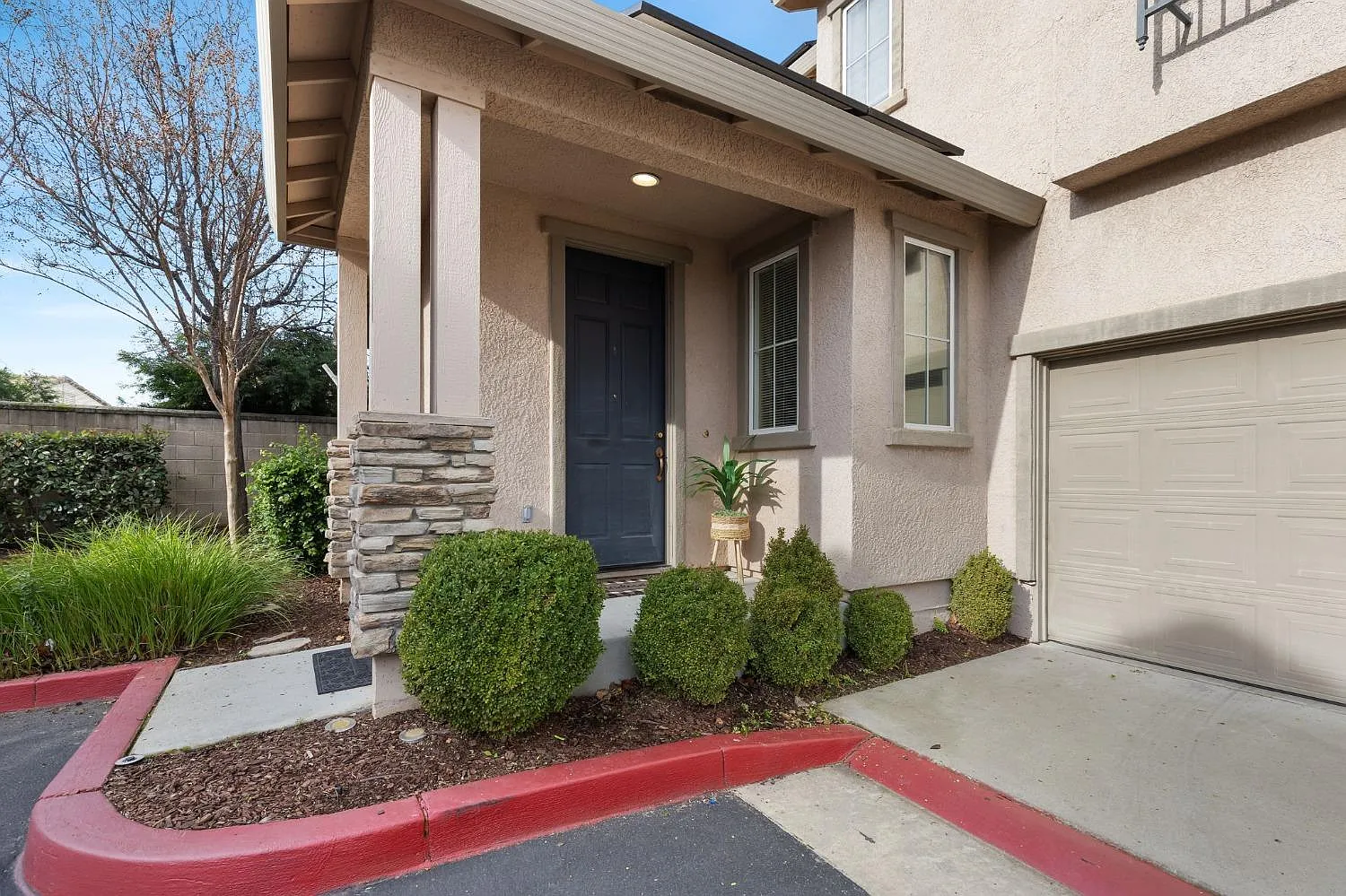982 Courtyards Loop photo 1