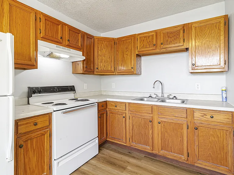 420 Franklin Ave — Photo 2