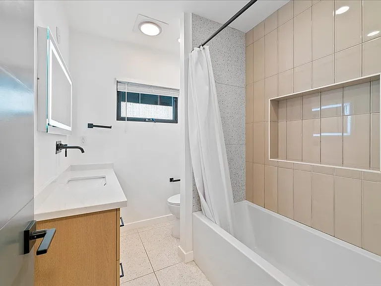 1210 Larrabee St #7 — Photo 11