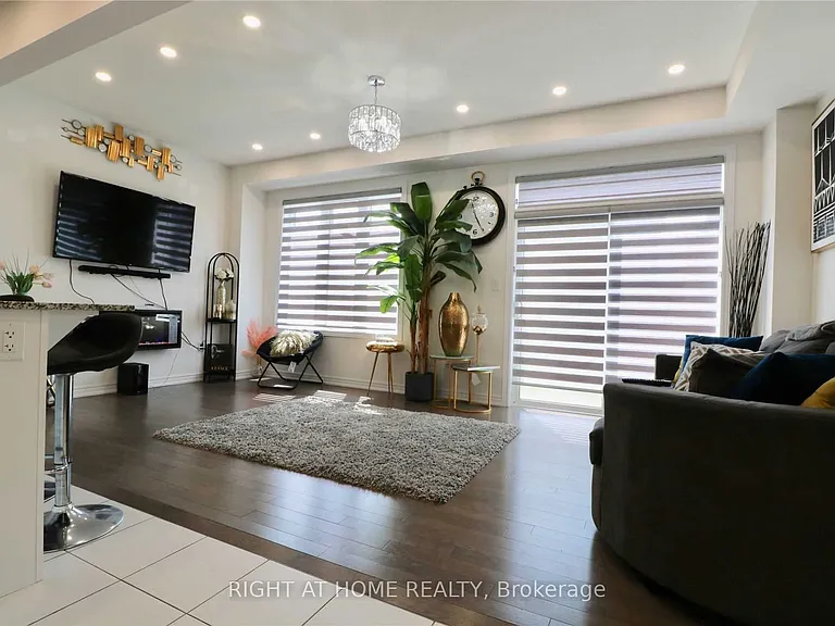 9 Conarty Cres — Photo 4