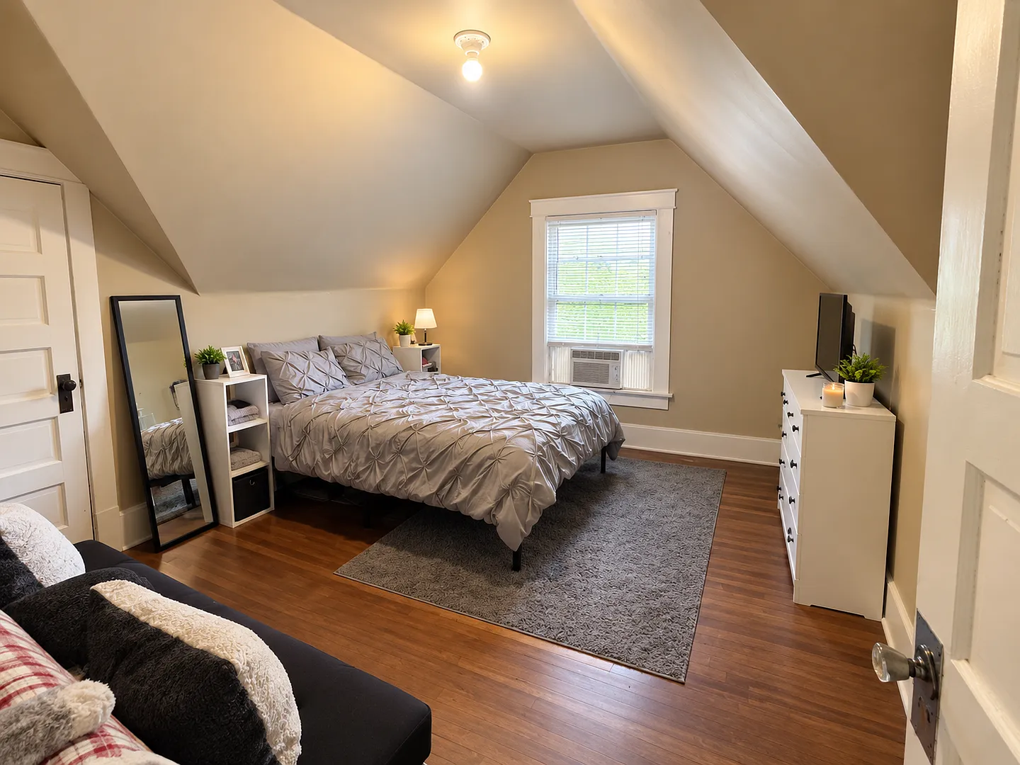 320 North Dodge - 4 Bedroom — Photo 3