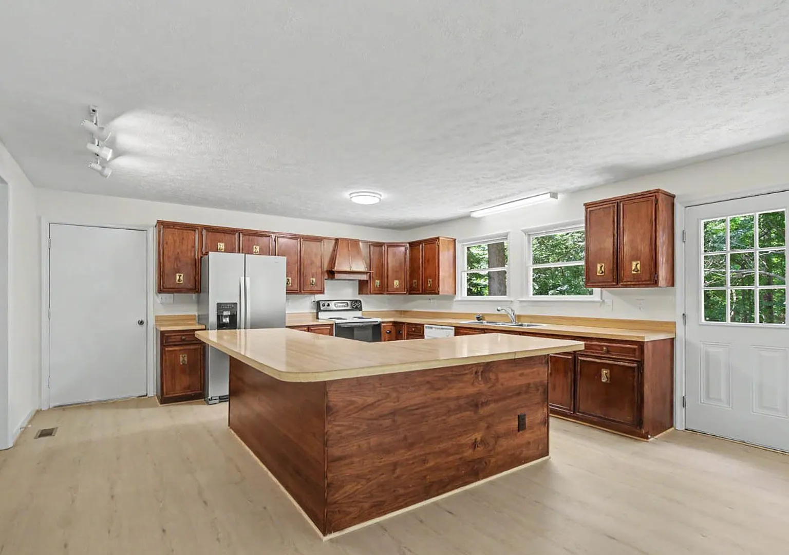 Refreshed 3BR/2BA Ranch on a Cul-de-Sac Williamsburg West — Photo 2