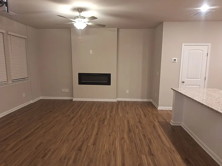 220 Turner Ln — Photo 5