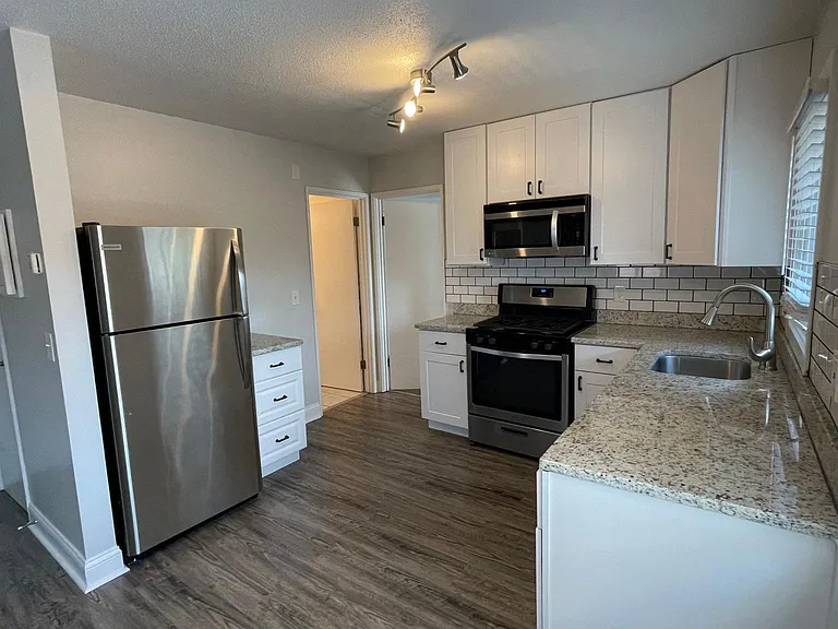 689 Lowry Ave NE #9 — Photo 22