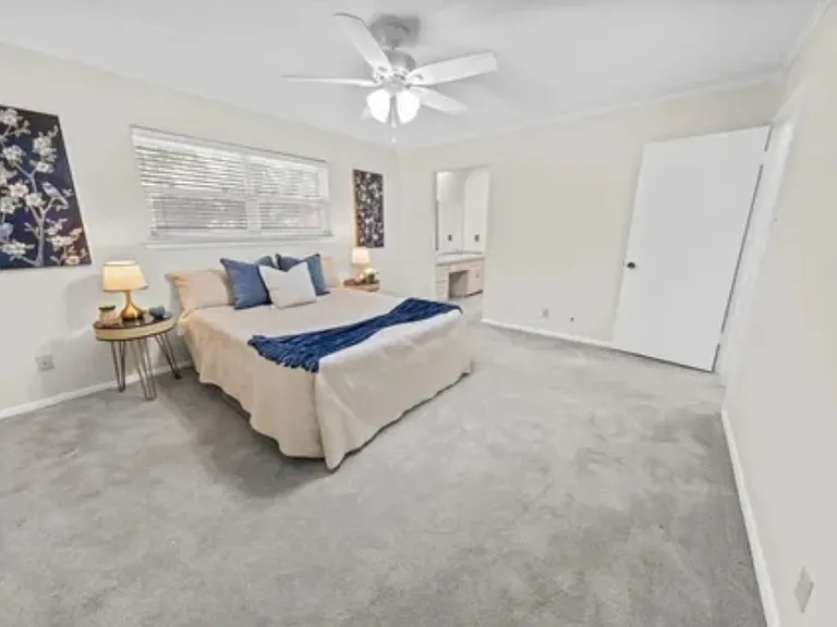 205 W Ash Ln — Photo 16