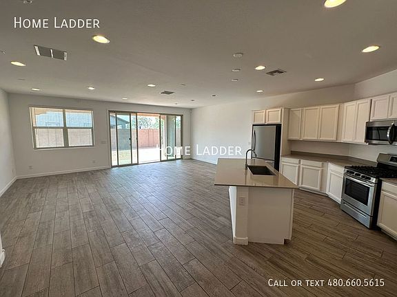 5th image of 417 E Diamond Dr