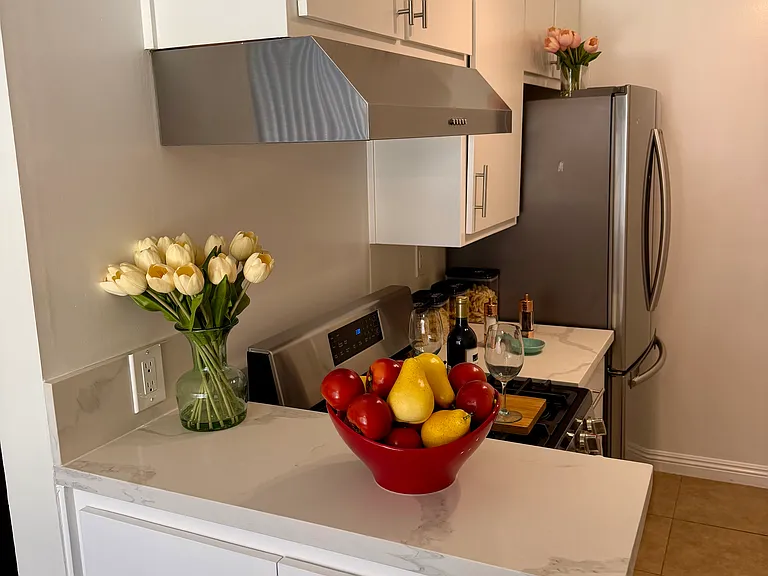 1814 N Serrano Ave #2 — Photo 2