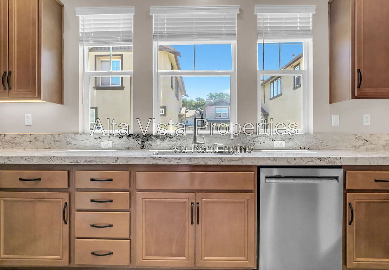 3 bed, 3.5 bath, 1460 sqft, $3,995 — Photo 3