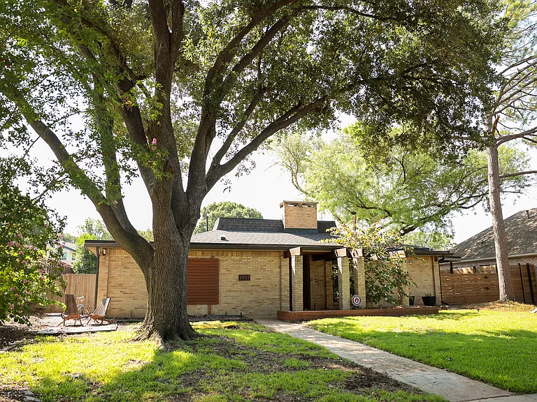 2937 Forest Hills Ln — Photo 2