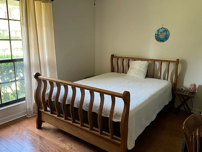 Front bedroom, queen bed