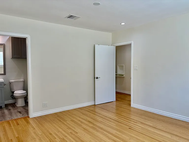 4506 Bakman Ave — Photo 11