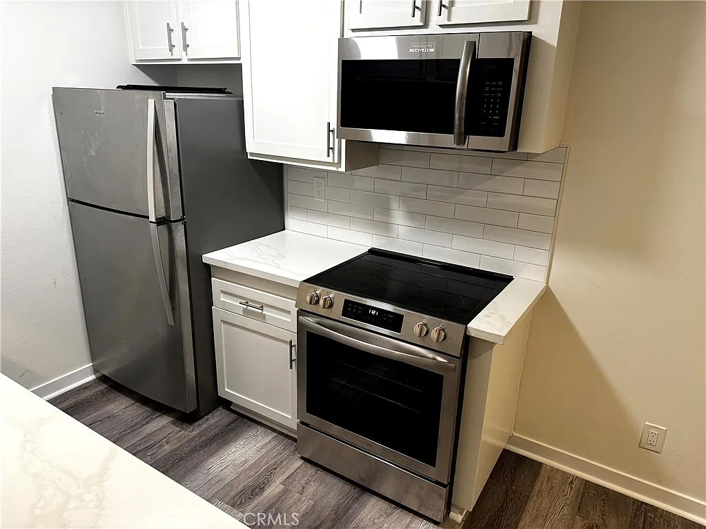 1 bed, 768 sqft, $2,400 — Photo 1