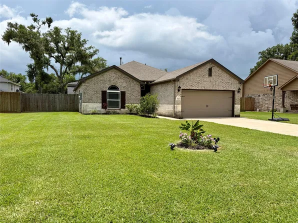 315 Woodhaven Dr, West Columbia, TX 77486