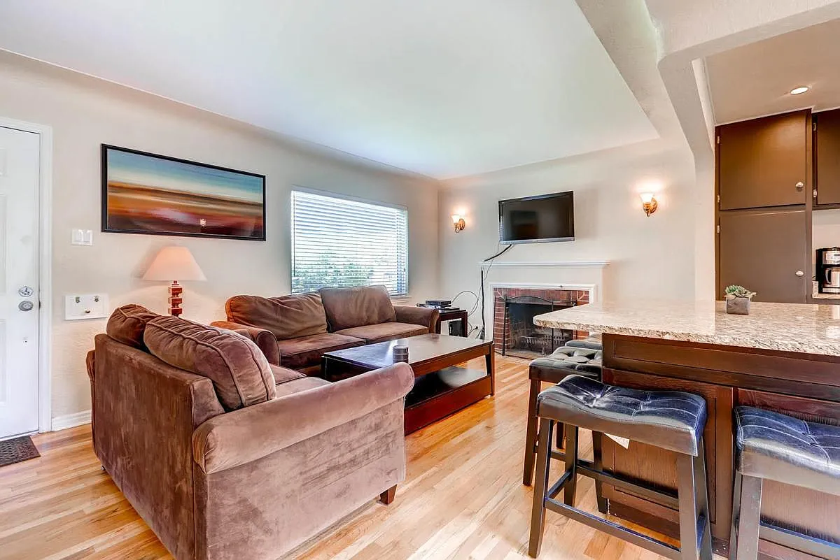 4 bed, 2150 sqft, $3,600 — Photo 2