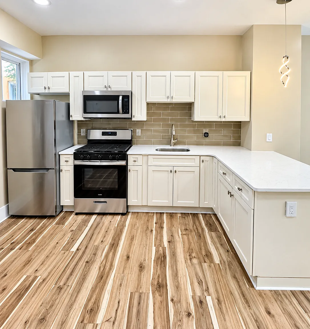 Second-Floor 3-Bedroom Apartment with Water Included — Photo 3