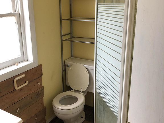 4th image of 701 Newton Ct