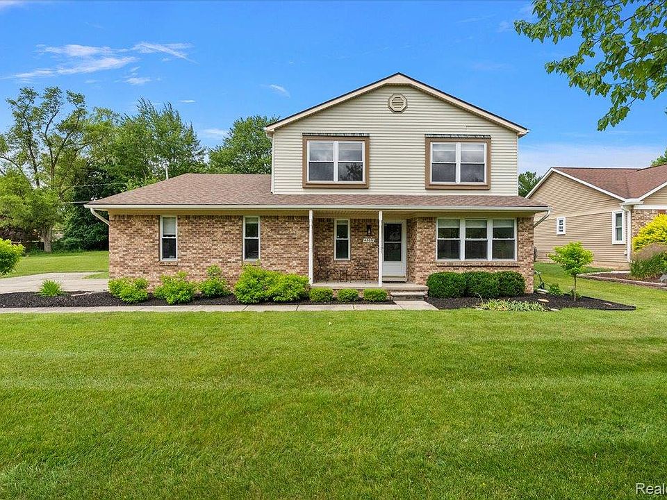 1st image of 45071 Yorkshire Dr
