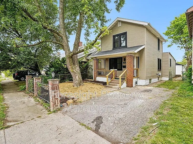 3 bed, 2.0 bath, 1338 sqft, $2,595 — Photo 2