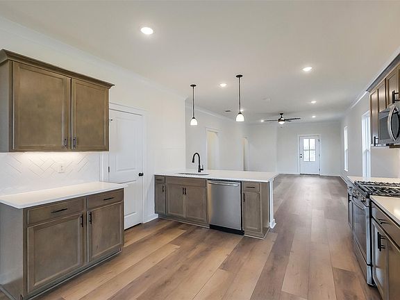 5th image of 818 Countryside Glade Ln