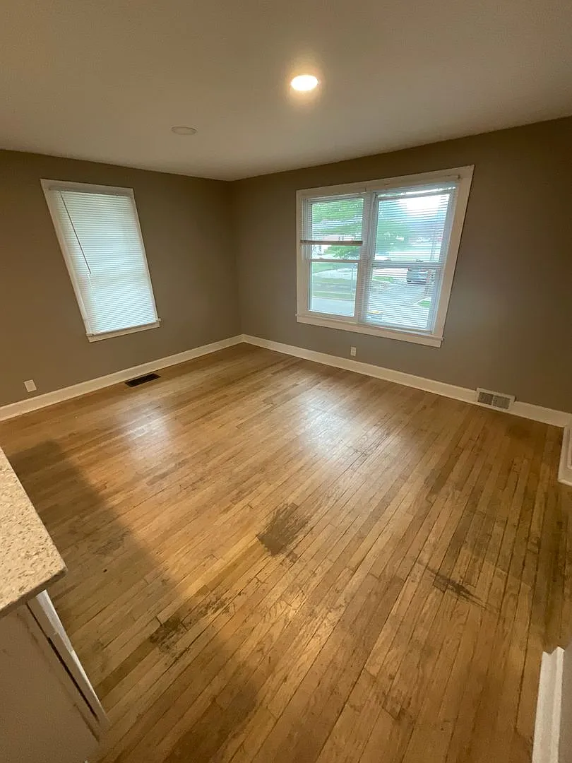 Available August 2028 Large 5 Bed 3.5 Bath House Downtown — Photo 4
