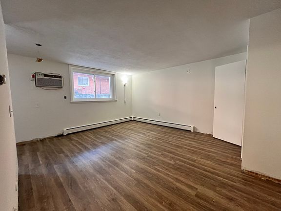 1 room studio, air conditioning 1 wall unit provided