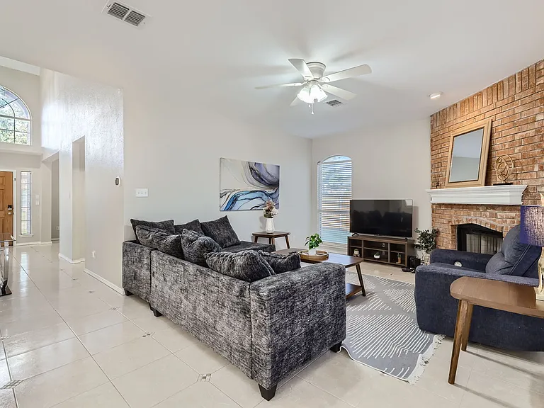2520 Leicester Ct — Photo 4