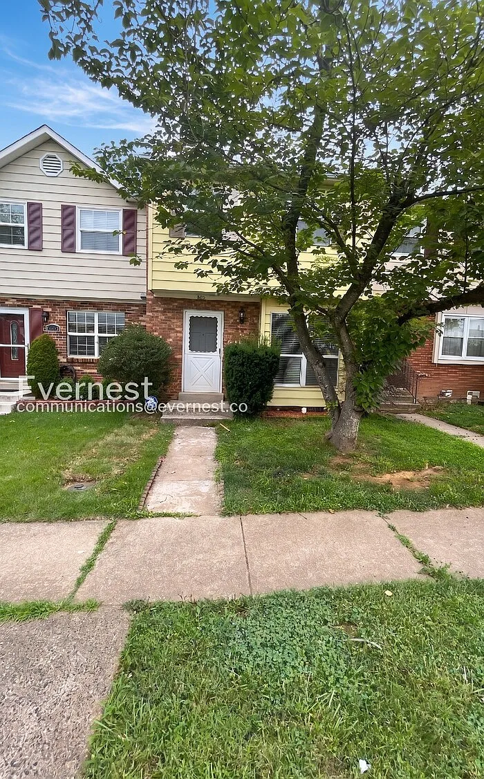3 bed, 1.5 bath, 1260 sqft, $2,400 — Photo 1