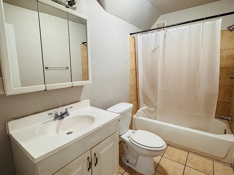 748 Chatham NW — Photo 6