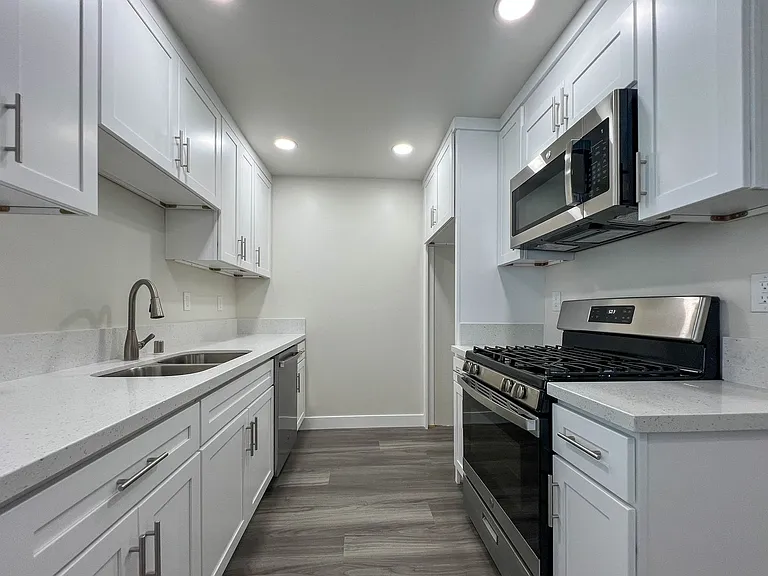 6535 Pickering Ave — Photo 16