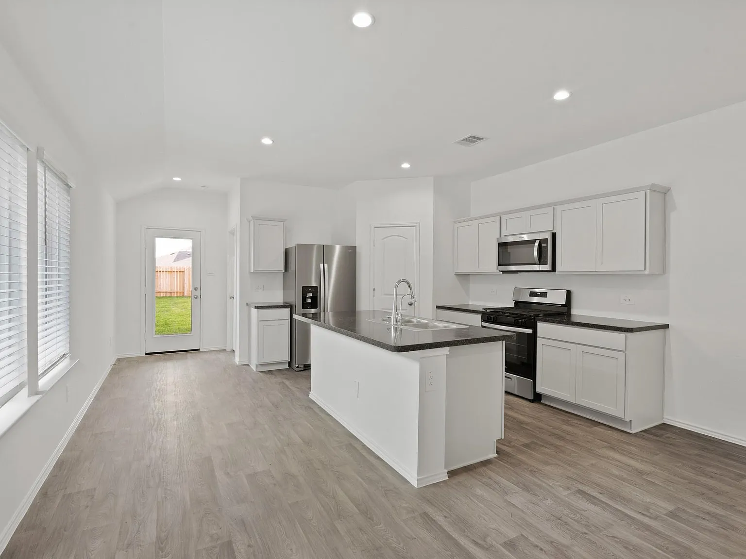 3 bed, 2.0 bath, 1539 sqft, $2,100 — Photo 3