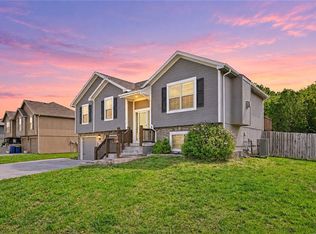 19205 Switchgrass Dr, Smithville, MO 64089