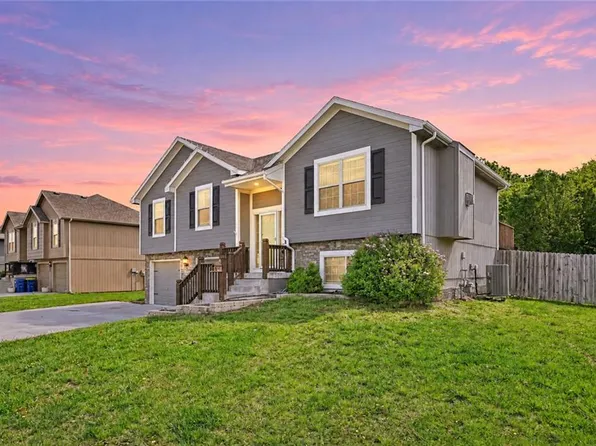 19205 Switchgrass Dr, Smithville, MO 64089