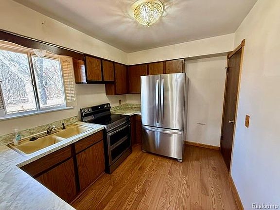 3rd image of 2329 Morrish Rd
