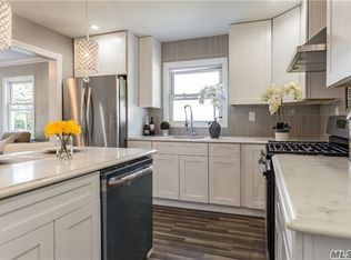 118 W 21st St, Huntington Station, NY 11746