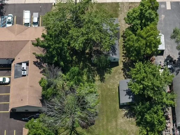 8120 Macomb St, Grosse Ile, MI 48138